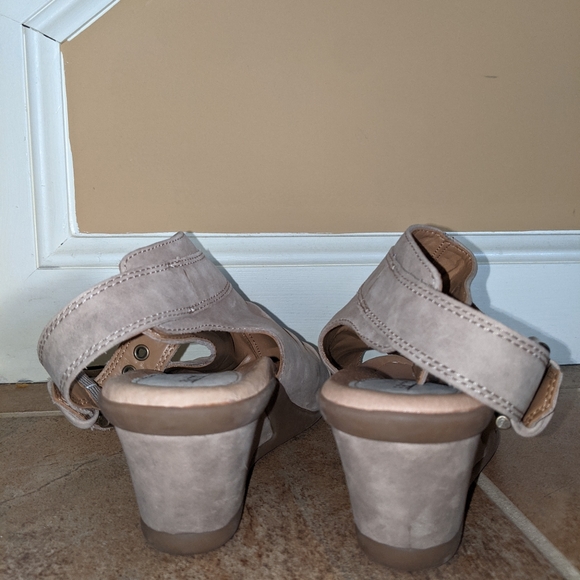 EARTH Adina Sz 7 Leather Ruched Peep Toe Wedges - Picture 7 of 8
